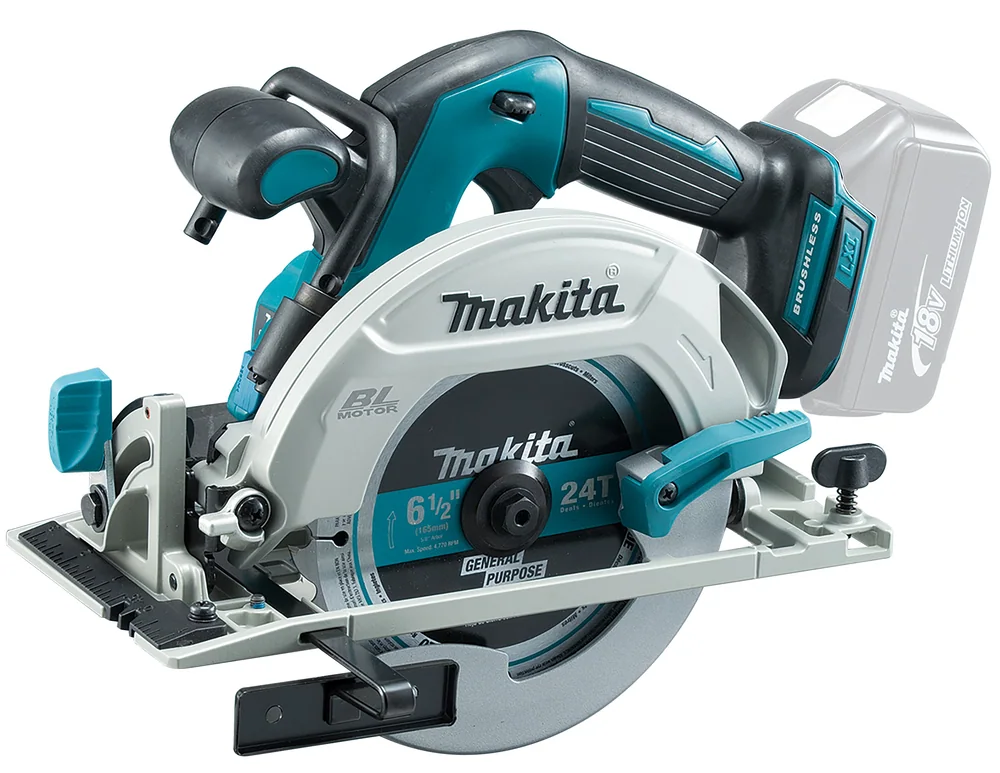 Scie circulaire sans fil Makita DHS680 vue de trois quarts côté lame, guide parallèle monté, sans batterie