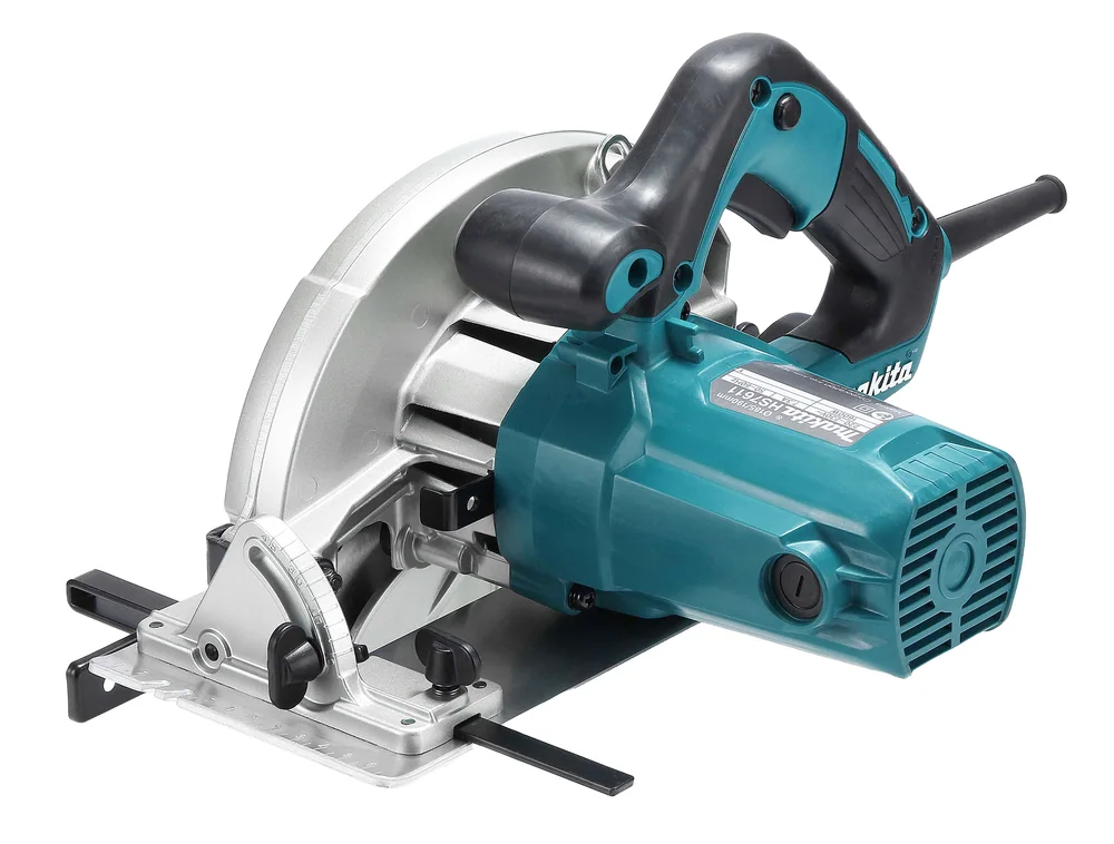 Scie circulaire filaire Makita HS7611 vue de trois quarts côté moteur, avec poignée et guide parallèle