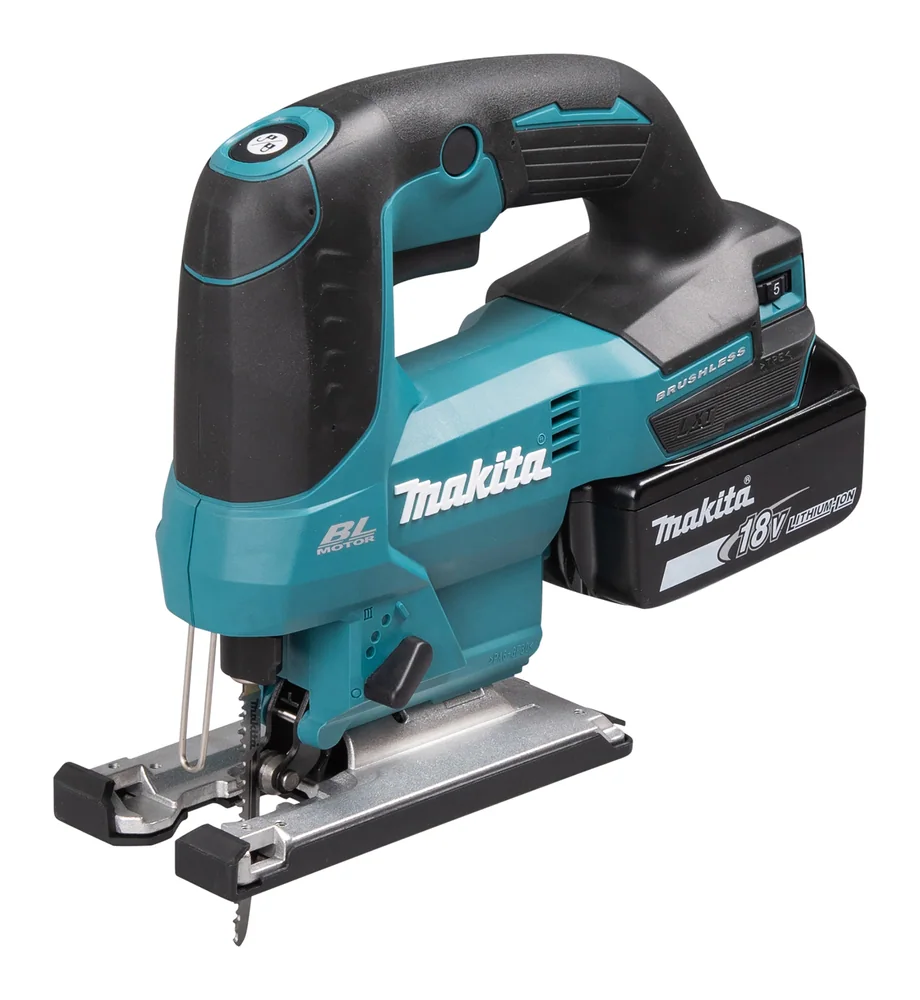 Scie sauteuse Makita DJV184 vue de trois quarts avec une batterie 18 V LXT de 5 Ah en place et une lame montée